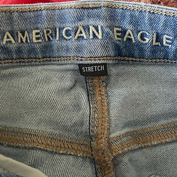 American Eagle Outfitters Light Wash Mom Jeans. Size 6. - Picture 7 of 9